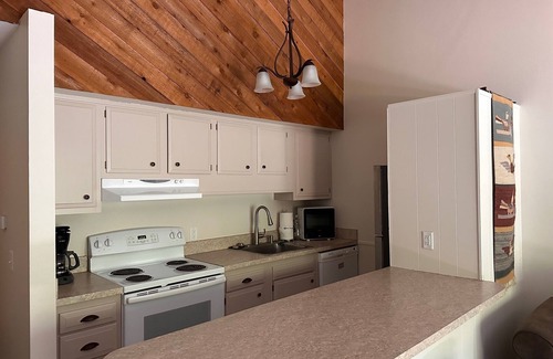 Estes Park Condo | Comfy Condo in Amazing Location <1 mile RMNP & Close to Downtown Estes Park