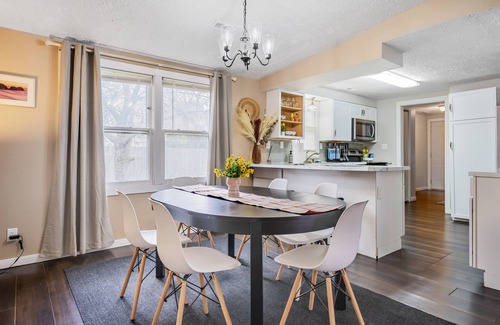 Bowling Green House | Comfy, Convenient, and Charm 3BR Retreat near BGSU