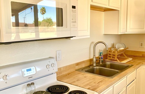 Joshua Tree House | Comfy Cottage With Writer Cabin and Book Nook. Pet-Friendly Fully Fenced Yard