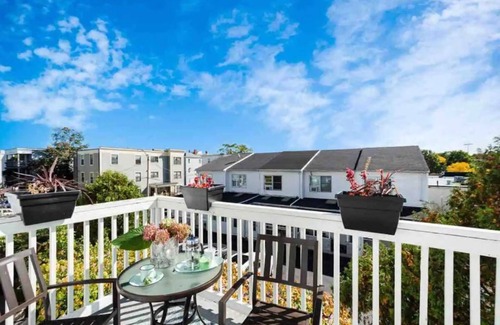 Dorchester Condo | Comfy & Cozy 2nd level condo walk to MBTA mins to Downtown Boston