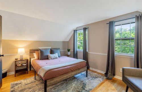 Eastside House | Comfy & cozy 4BR minutes to SU, Hospitals, & DT