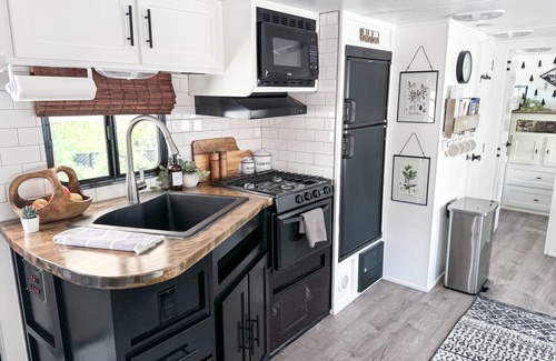 Fallbrook RV Rental | Comfy+Cozy Camper