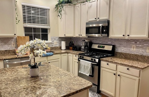 Montclair House | Comfy Deluxe Getaway Resort