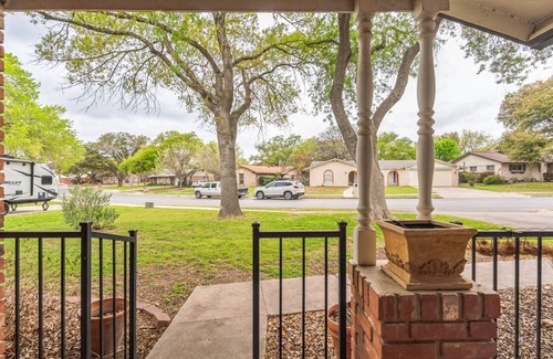 Universal City House | Comfy Home w/Great Accessibility by RedAwning