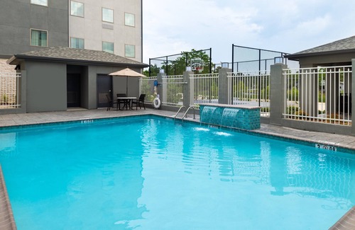 Lake Charles Condo | Comfy King Suite. Free Breakfast Buffet. Outdoor Pool.