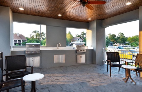 Lake Charles Condo | Comfy King Suite. Free Breakfast Buffet. Outdoor Pool.