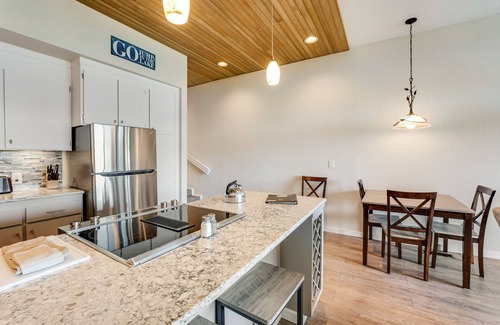 Chelan Condo | Comfy Lakefront Condo with Water Views, Shared Pool & Hot Tub