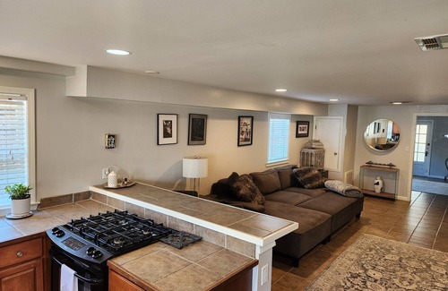 Central Carrollton Association House | Comfy on Carrollton Avenuen dog friendly on streetcar line!n