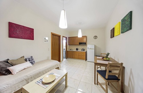 Almyrida Apartment | Comfy & quiet apt, 2 minutes away from the beach!