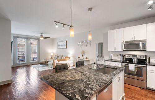 Woodbridge Apartment | Comfy Retreat Balcony Views Amenities