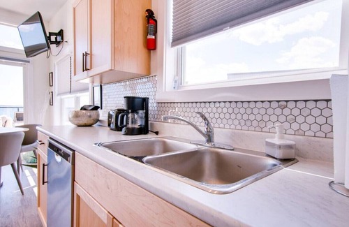 Hunts Point Cottage | Comfy Seaside Cabana . Hot Tub, Sauna and All Weather Domes - Private