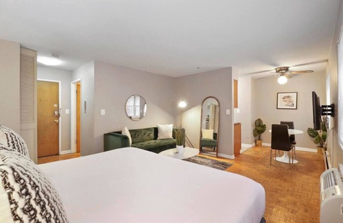 Lake View East Apartment | Comfy Studio Urban Apt