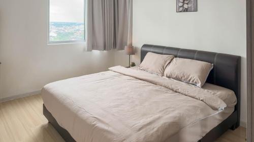 Larut Apartment | Comfy Sunset View Home with Swimming Pool & Netflix