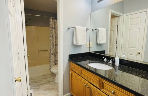 Smyrna House | Comfy Townhouse by Battery ATL walking distance from the Braves Stadium.