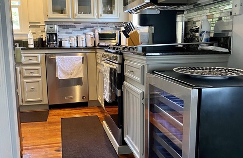Washington Ave./ Memorial Park House | COMFY URBAN RETREAT, PET FRIENDLY, PRIVATE DRIVEWAY PARKING