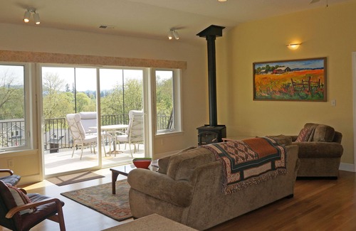 Springfield House | Comfy, Well-Appointed Guest House with a Beautiful View!