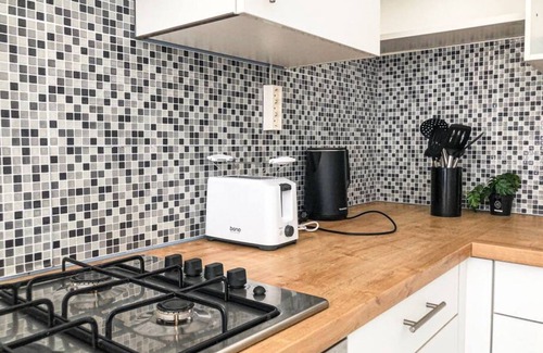 Wahring Apartment | Commodious 2BR Apt. Near AKH-Perfect for Groups
