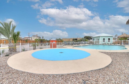 Port Aransas RV Rental | Community Pool, In Town, Dog Park, Fishing, Wifi, Laundry Room, Walking Paths
