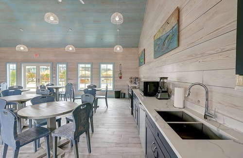 Port Aransas RV Rental | Community Pool, In Town, Dog Park, Fishing, Wifi, Laundry Room, Walking Paths