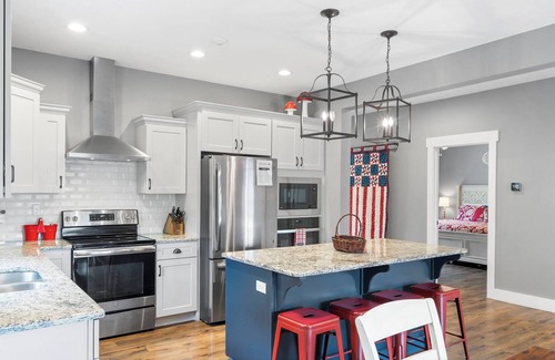 Table Rock House | Community Pool-Lake Views-Daily Tickets to Local Attractions-Air Hockey!