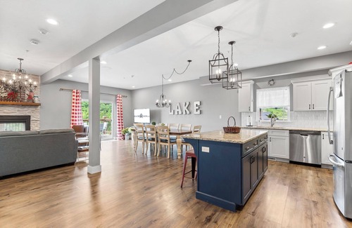 Table Rock House | Community Pool-Lake Views-Daily Tickets to Local Attractions-Air Hockey!
