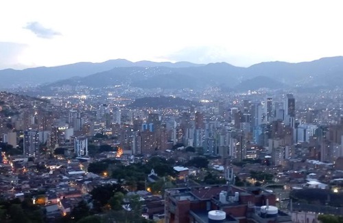 Villa Hermosa Apartment | Comodo apartamento en Medellín con una vista maravillosa de la ciudad