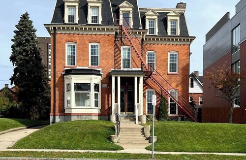 Front Park Apartment | Compact 3rd Floor Apt w/Lake Views