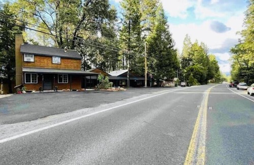 Sierra Village House | Compass EAST! A Boho Bungalow Fast Wi-Fi A/C