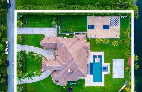 Davie Villa | Compound on the Water | Sleeps 16 | Basketball