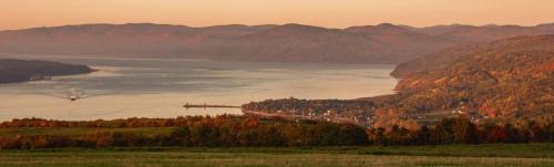 Isle aux Coudres Apartment | Condo Bord de fleuve Piscine - Les Voitures d'Eau