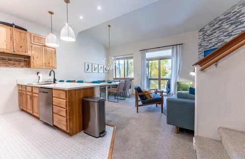 Willow Grove Condo | Condo in Silverthorne Close to Ski Resorts w/Private Balcony & Work Area!