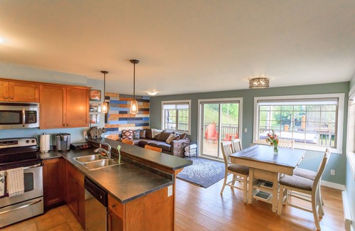 Golden Condo | Condo Relaxo at The Aspens - Close to Ski In/Out Trail - Private Hot Tub + Deck