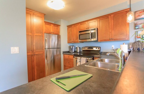 Golden Condo | Condo Relaxo at The Aspens - Close to Ski In/Out Trail - Private Hot Tub + Deck