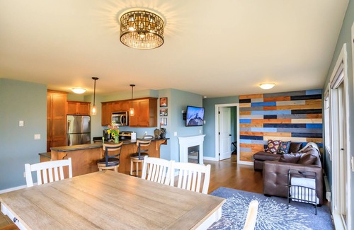 Golden Condo | Condo Relaxo at The Aspens - Close to Ski In/Out Trail - Private Hot Tub + Deck