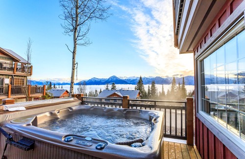 Golden Condo | Condo Relaxo at The Aspens - Close to Ski In/Out Trail - Private Hot Tub + Deck
