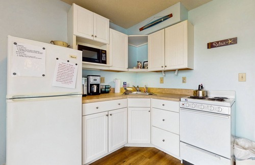 Wells Apartment | Condo w/balcony, seasonal pool and pool table and walkable location