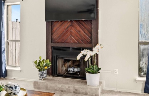 South Baton Rouge House | Condo w/ Pool+BBQ+Private Patio Close to it All!