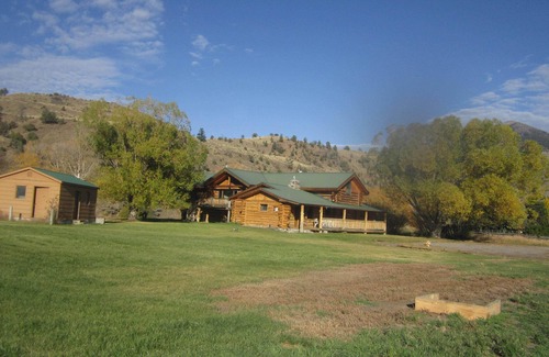 Gardiner Cabin | Considering a Yellowstone destination wedding? We might be just the place!