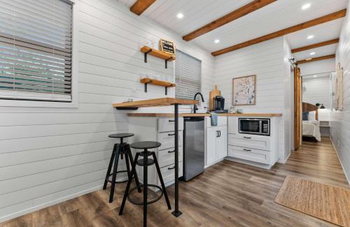 Waco House | Container home with rooftop views and pickleball-Pecan Grove