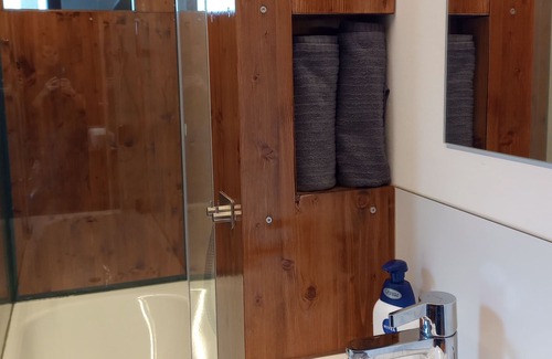 Scheuerfeld House | Container Tiny House mit Parkplatz, Glasfaser, Netflix, Veranda