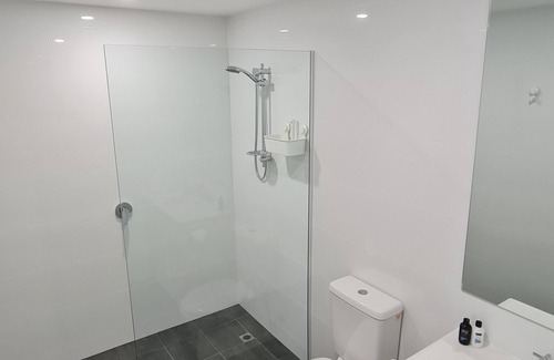 Port Noarlunga South Apartment | Contemporary studio, only metres to beach/surf, 10 mins to McLaren Vale wineries