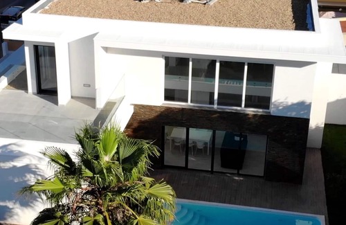 Charneca de Caparica e Sobreda Villa | Contemporary villa with pool near Lisbon