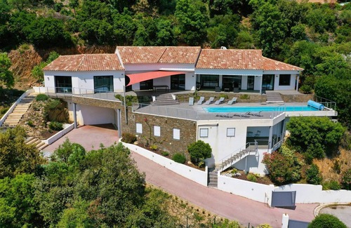 La Londe-les-Maures House | Contemporary villa for 8 people with air conditioning a large heated pool and panoramic sea.