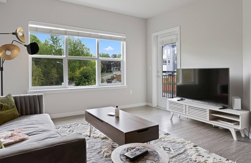 Bothell Apartment | Contemporary 1BR in Bothell Near Restaurants + Gym