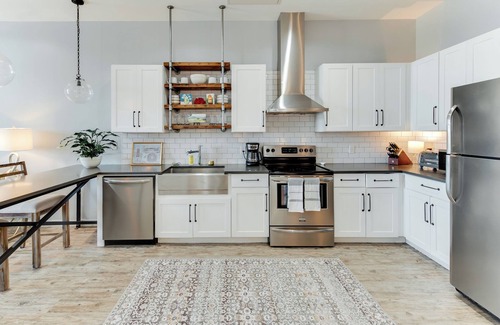 Tuscaloosa Condo | Contemporary 2BR Condo Close to Dining, Shopping, and Stadium