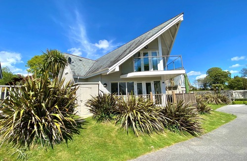 St Austell Cottage | Contemporary 4-bedroom family villa, with private deck and balcony