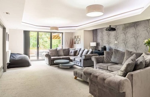 Trafford House | Contemporary 5 Bed all en-suite home