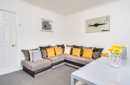 Chapeltown Apartment | Contemporary 5 Bedroom Flatnn