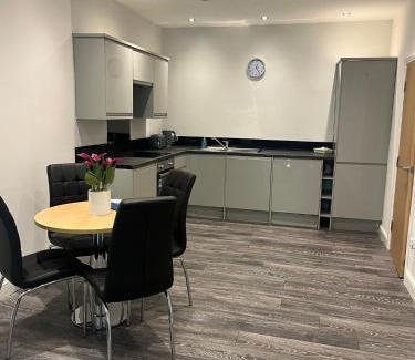 Keighley Apartment | Contemporary apartment Great Location with private car park