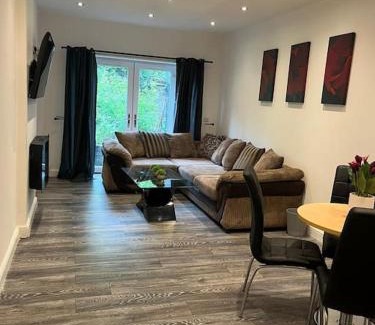 Keighley Apartment | Contemporary apartment Great Location with private car park